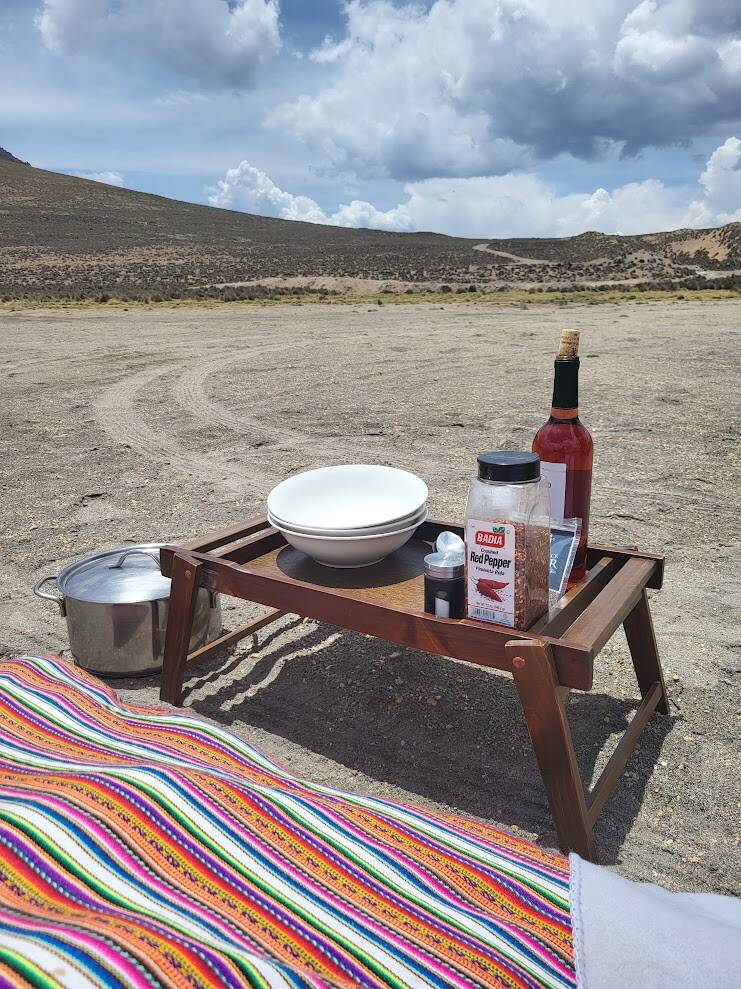 Zelfbereide lunch op Laguna de Salinas met uitzicht op de vulkanen bij Arequipa, Peru.