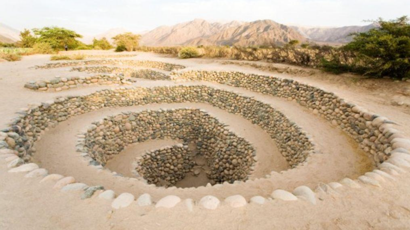 Spiraalvormige stenen openingen van de oude aquaducten van Cantalloc bij Nazca in Peru.