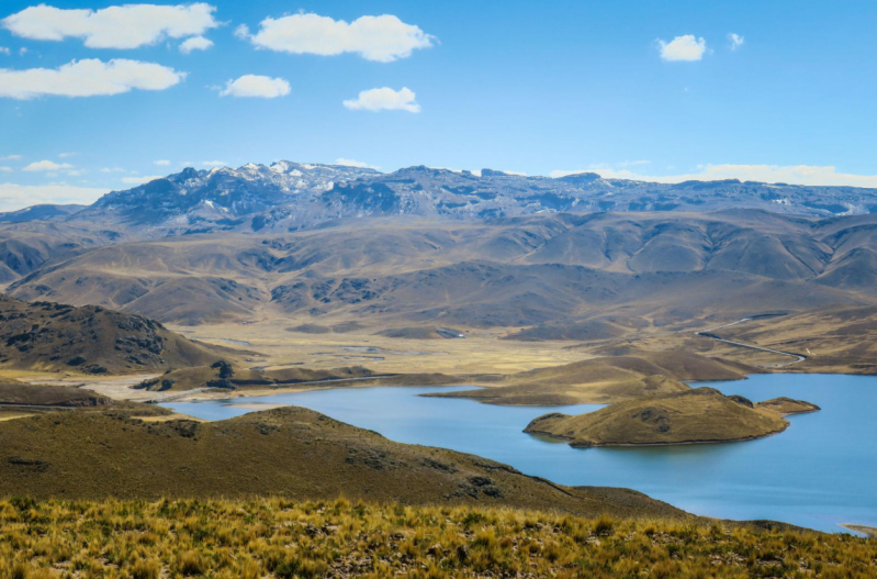 Berglandschap van de Andes in Zuid-Peru met vulkanen, hoogvlaktes en besneeuwde toppen.