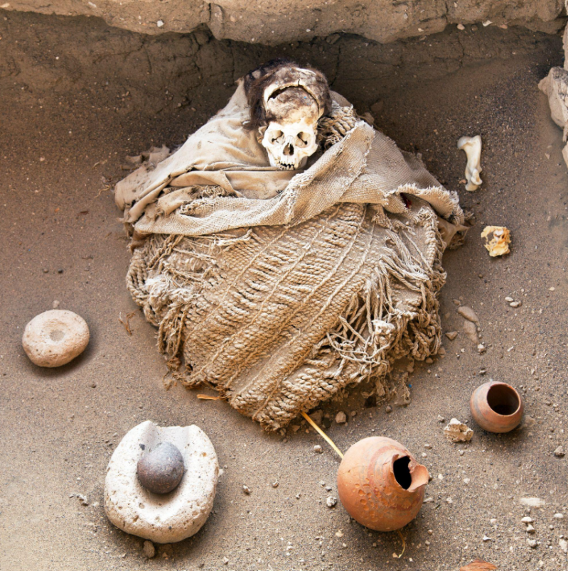 Oude grafkamers met gemummificeerde menselijke resten op de begraafplaats van Chauchilla bij Nazca, Peru.