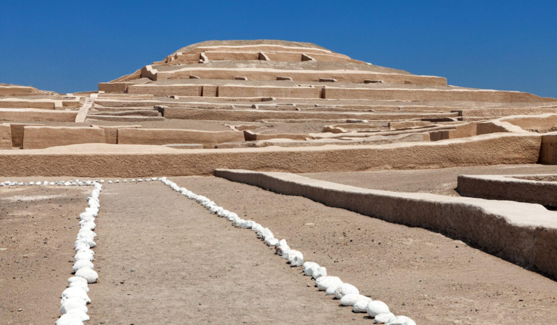 De oude piramides van Cahuachi bij Nazca in Peru, gebouwd van leem midden in het woestijnlandschap.