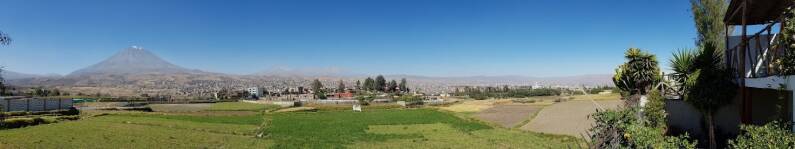 Panoramisch uitzicht over de Chili-vallei met de vulkaan Misti bij Arequipa in Zuid-Peru.
