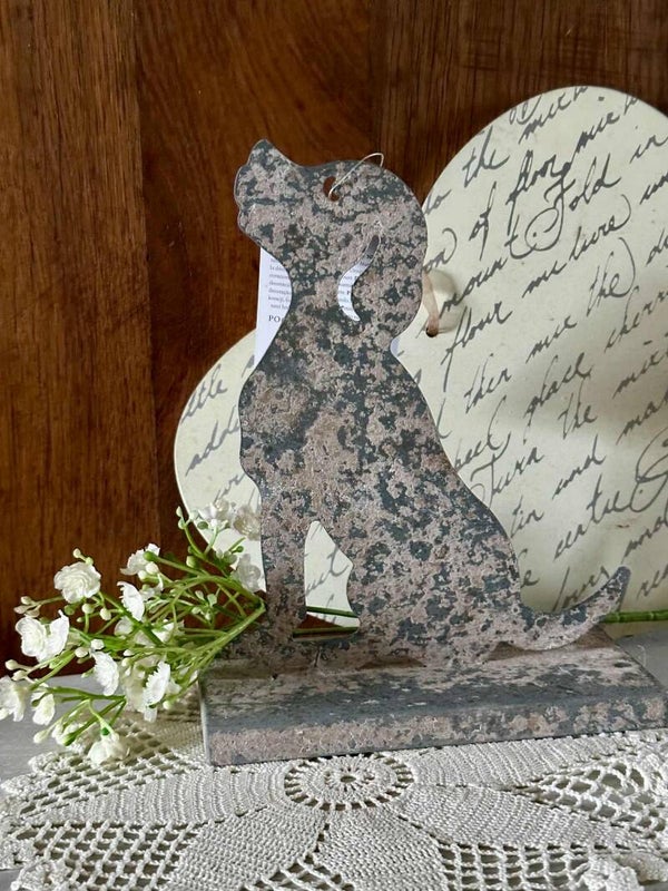 Chien en métal gris