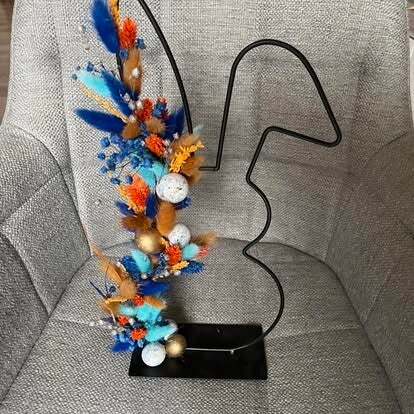 Metalen haas met droogbloemen