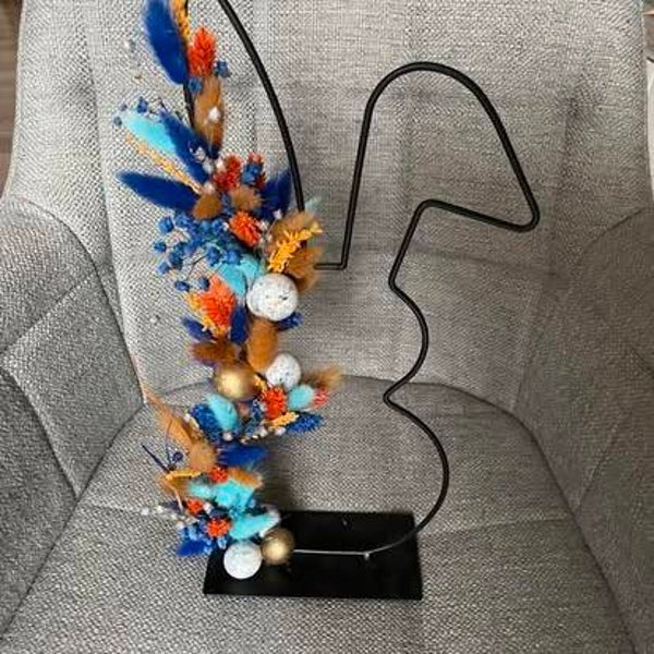 Metalen haas met droogbloemen