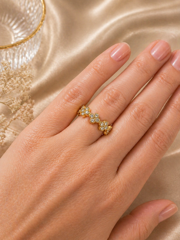 Golden Cluster Ring