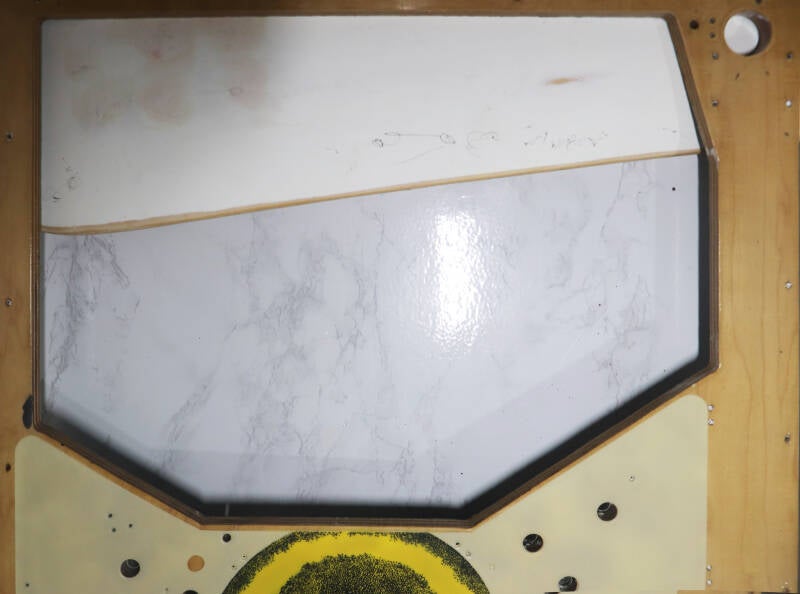 Stern Lightning playfield speelveld schade herstel restoration flipperspeelveld restauratie art airbrush airbrushing flipperkast reparatie