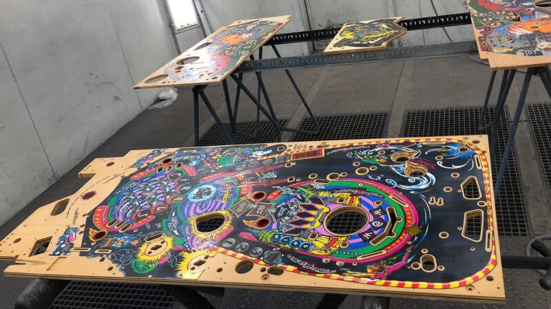Bally Williams Cirqus Voltaire Playfield speelveld schade herstel restoration flipperspeelveld restauratie art airbrush airbrushing flipperkast reparatie