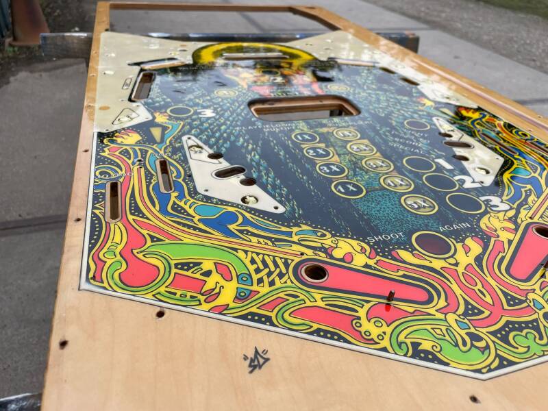 Stern Lightning playfield speelveld schade herstel restoration flipperspeelveld restauratie art airbrush airbrushing flipperkast reparatie