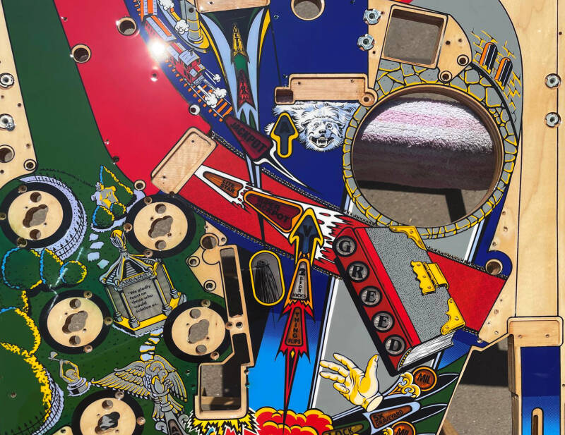 Bally The Addams Family Playfield restoration. flipperspeelveld restauratie art airbrush airbrushing flipperkast reparatie