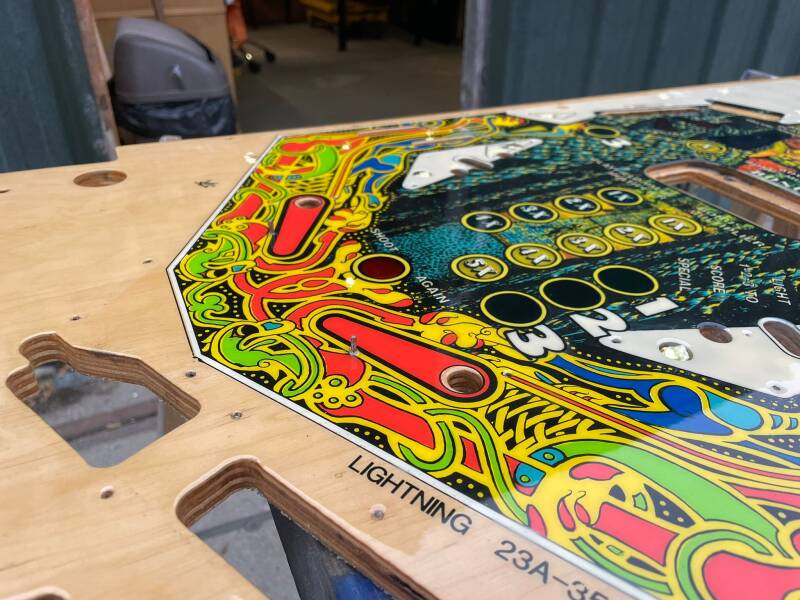 Stern Lightning playfield speelveld schade herstel restoration flipperspeelveld restauratie art airbrush airbrushing flipperkast reparatie