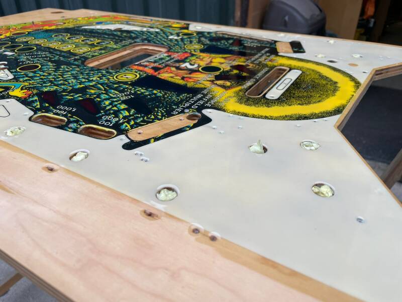 Stern Lightning playfield speelveld schade herstel restoration flipperspeelveld restauratie art airbrush airbrushing flipperkast reparatie