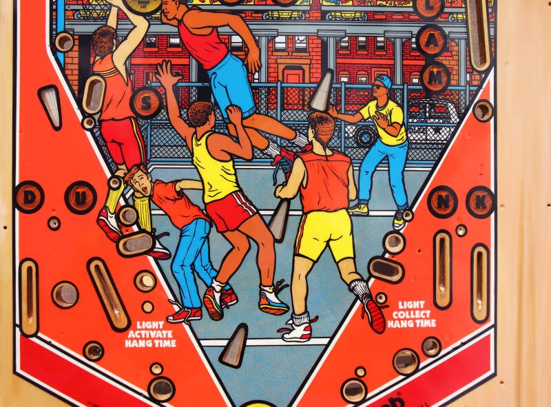 Gottlieb Hoops playfield speelveld schade herstel restoration flipperspeelveld restauratie art airbrush airbrushing flipperkast reparatie