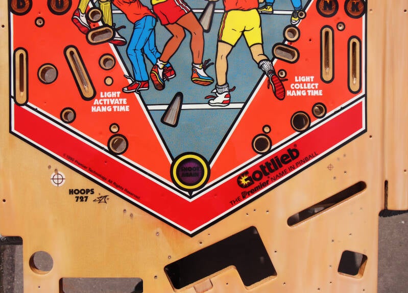 Gottlieb Hoops playfield speelveld schade herstel restoration flipperspeelveld restauratie art airbrush airbrushing flipperkast reparatie