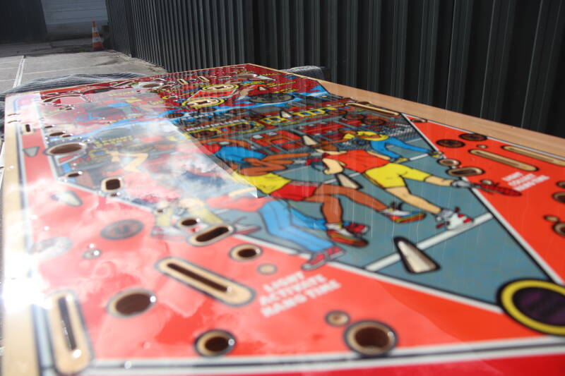 Gottlieb Hoops playfield speelveld schade herstel restoration flipperspeelveld restauratie art airbrush airbrushing flipperkast reparatie