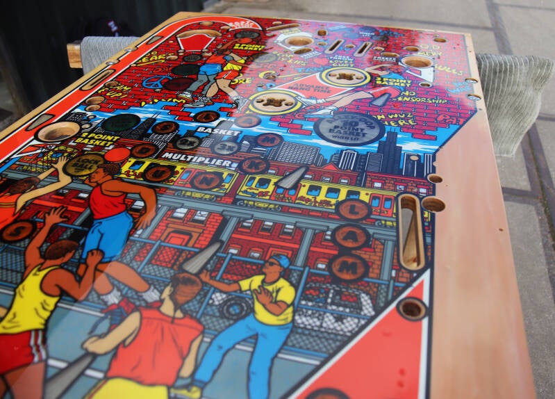 Gottlieb Hoops playfield speelveld schade herstel restoration flipperspeelveld restauratie art airbrush airbrushing flipperkast reparatie