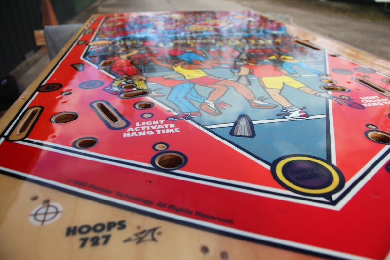 Gottlieb Hoops playfield speelveld schade herstel restoration flipperspeelveld restauratie art airbrush airbrushing flipperkast reparatie