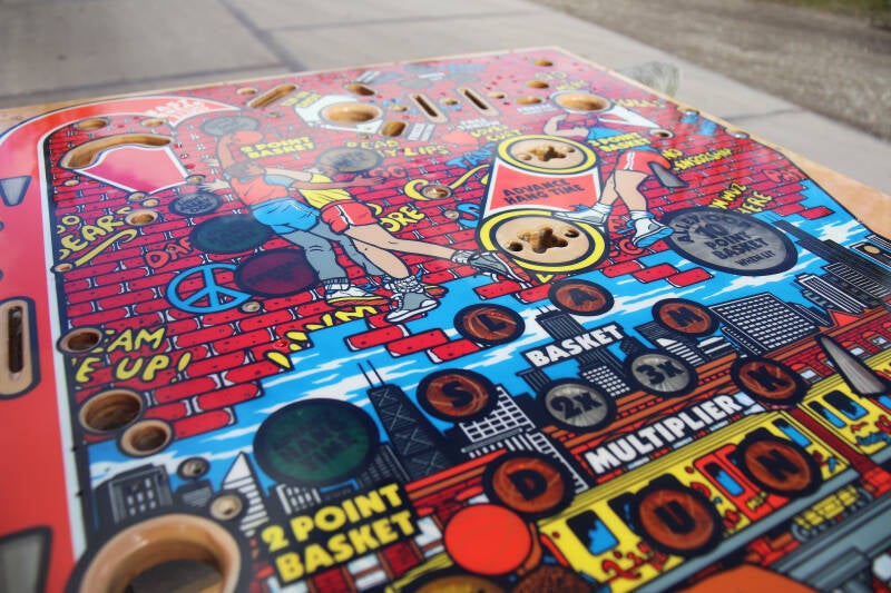 Gottlieb Hoops playfield speelveld schade herstel restoration flipperspeelveld restauratie art airbrush airbrushing flipperkast reparatie