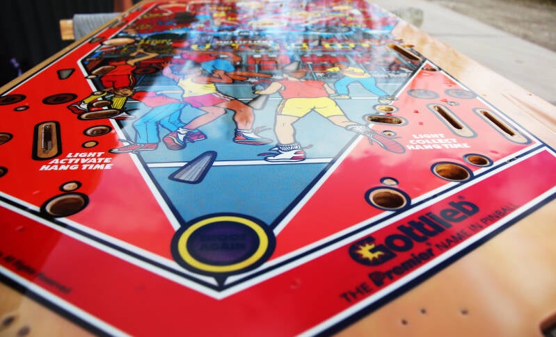 Gottlieb Hoops playfield speelveld schade herstel restoration flipperspeelveld restauratie art airbrush airbrushing flipperkast reparatie