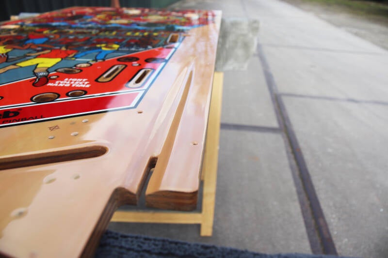 Gottlieb Hoops playfield speelveld schade herstel restoration flipperspeelveld restauratie art airbrush airbrushing flipperkast reparatie