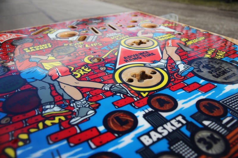 Gottlieb Hoops playfield speelveld schade herstel restoration flipperspeelveld restauratie art airbrush airbrushing flipperkast reparatie