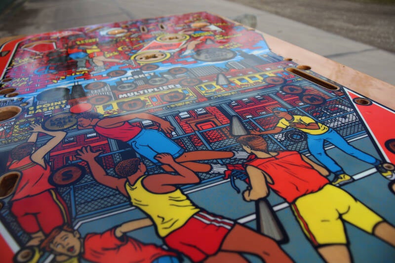 Gottlieb Hoops playfield speelveld schade herstel restoration flipperspeelveld restauratie art airbrush airbrushing flipperkast reparatie