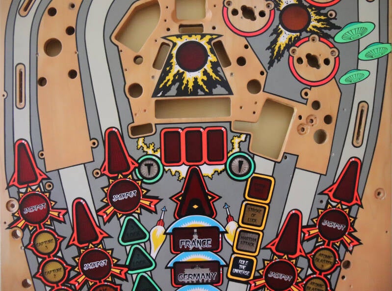 Bally Attack From Mars playfield speelveld schade herstel restoration flipperspeelveld restauratie art airbrush airbrushing flipperkast reparatie