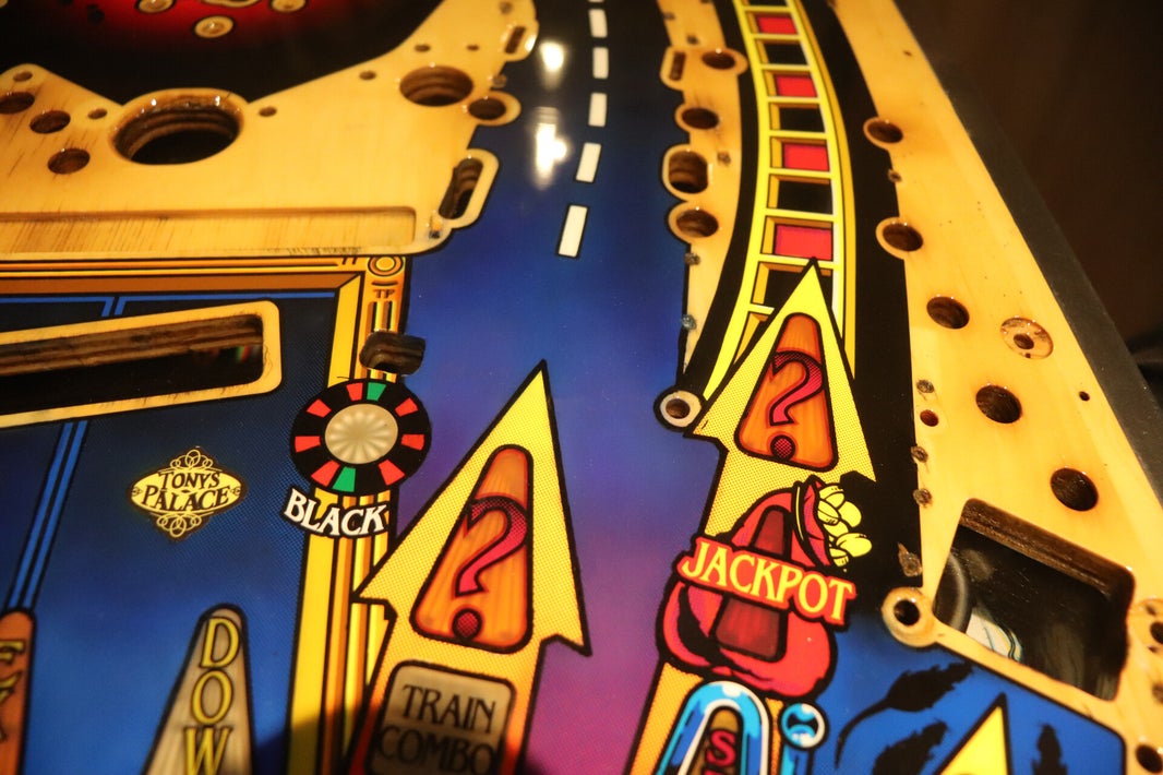 Bally Who Dunnit Playfield Restoration pinball flipperveld restauratie herstel lakschade airbrush 