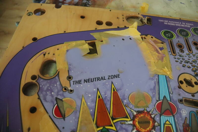 Williams Star Trek TNG playfield speelveld schade herstel restoration flipperspeelveld restauratie art airbrush airbrushing flipperkast reparatie