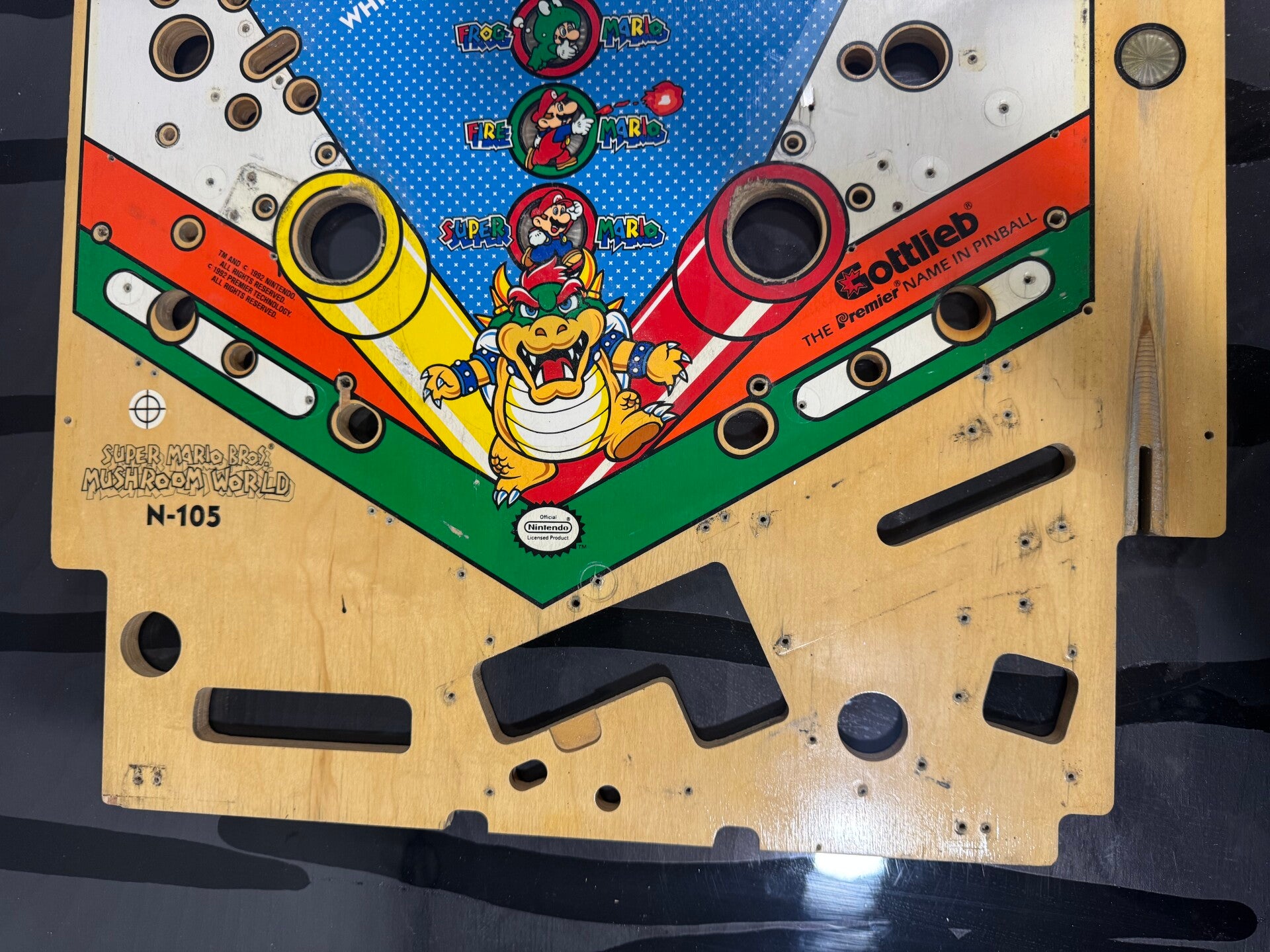 Gottlieb Super Mario Bros Playfield speelveld schade herstel restoration flipperspeelveld restauratie art airbrush airbrushing flipperkast reparatie