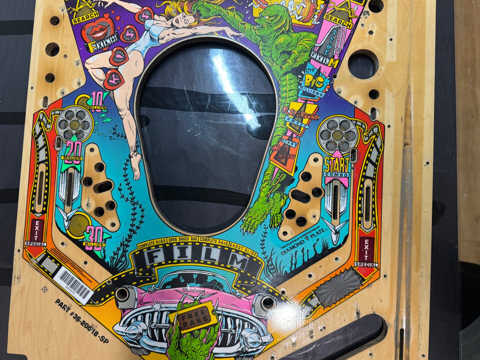 Bally Creature from the Black Lagoon Playfield speelveld schade herstel restoration flipperspeelveld restauratie art airbrush airbrushing flipperkast reparatie