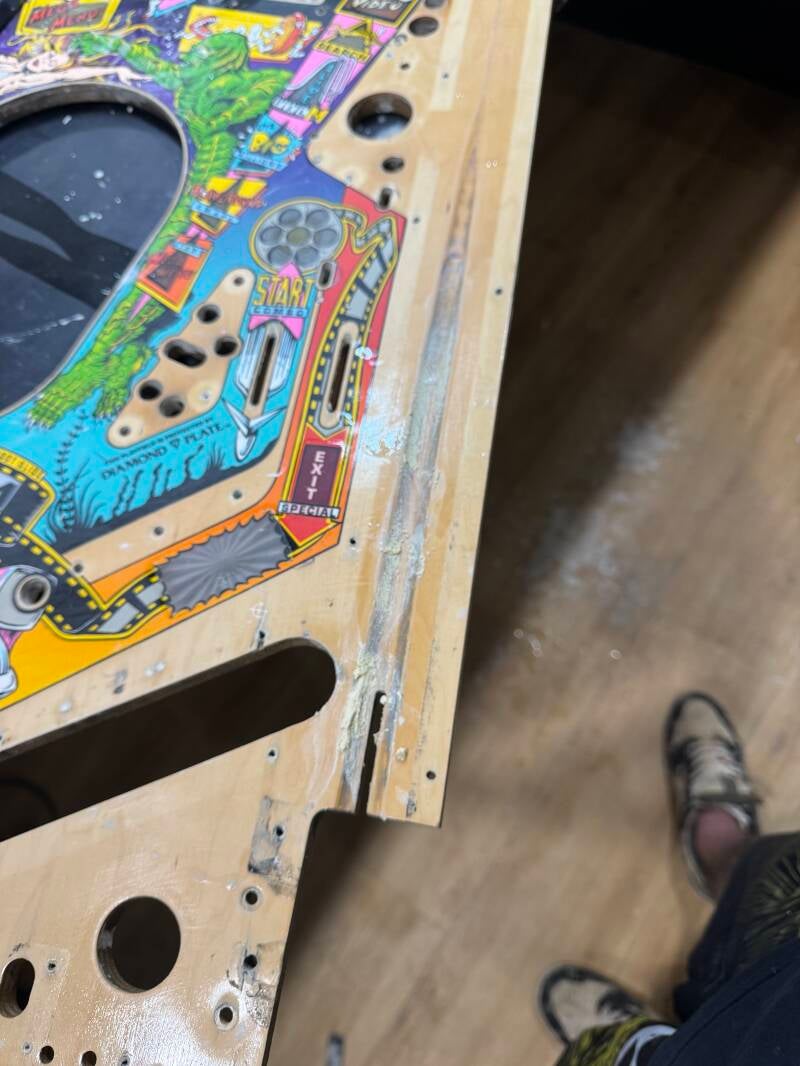 Bally Creature from the Black Lagoon Playfield speelveld schade herstel restoration flipperspeelveld restauratie art airbrush airbrushing flipperkast reparatie