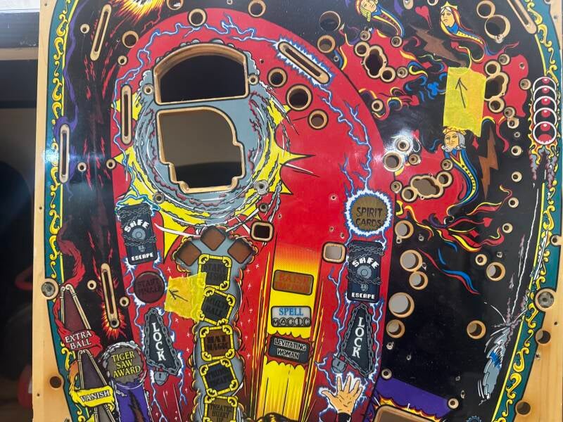 Bally Theatre of Magic playfield speelveld schade herstel restoration flipperspeelveld restauratie art airbrush airbrushing flipperkast reparatie