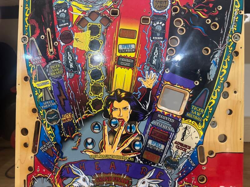 Bally Theatre of Magic playfield speelveld schade herstel restoration flipperspeelveld restauratie art airbrush airbrushing flipperkast reparatie