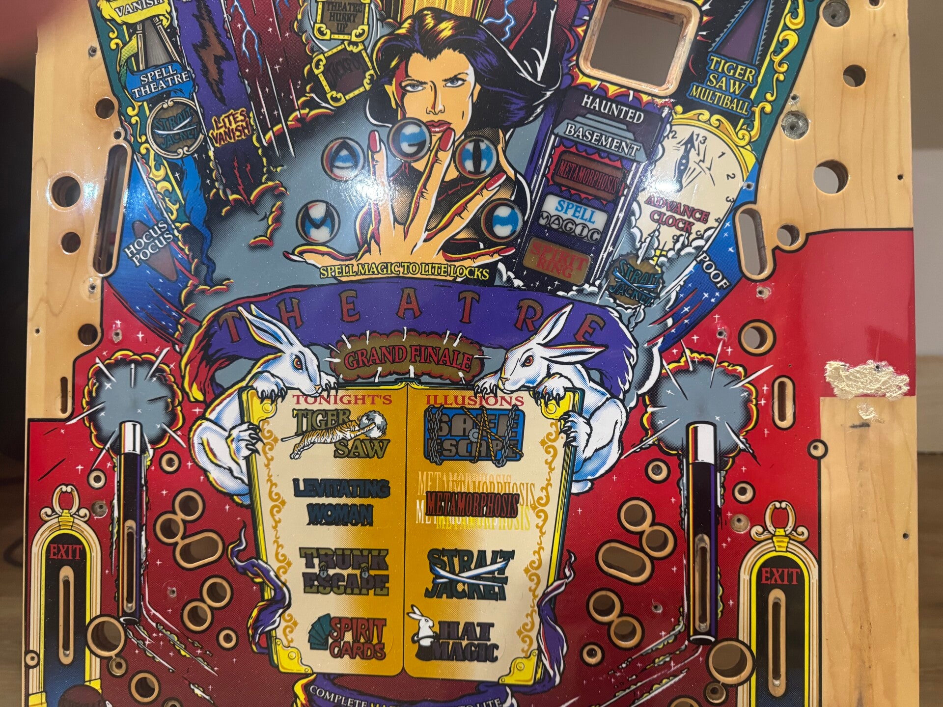 Bally Theatre of Magic playfield speelveld schade herstel restoration flipperspeelveld restauratie art airbrush airbrushing flipperkast reparatie