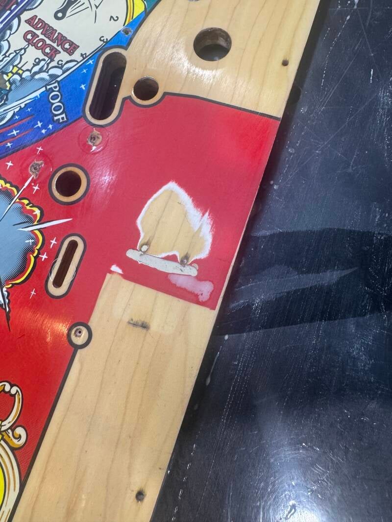 Bally Theatre of Magic playfield speelveld schade herstel restoration flipperspeelveld restauratie art airbrush airbrushing flipperkast reparatie