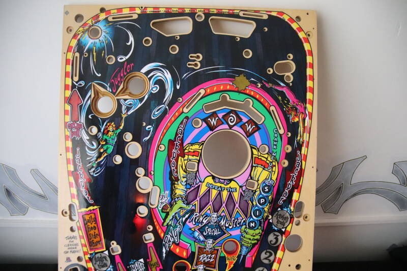 Bally Williams Cirqus Voltaire Playfield speelveld schade herstel restoration flipperspeelveld restauratie art airbrush airbrushing flipperkast reparatie