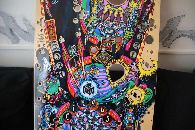 Bally Williams Cirqus Voltaire Playfield speelveld schade herstel restoration flipperspeelveld restauratie art airbrush airbrushing flipperkast reparatie