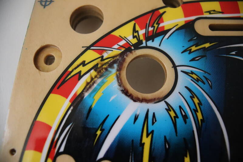 Bally Williams Cirqus Voltaire Playfield speelveld schade herstel restoration flipperspeelveld restauratie art airbrush airbrushing flipperkast reparatie