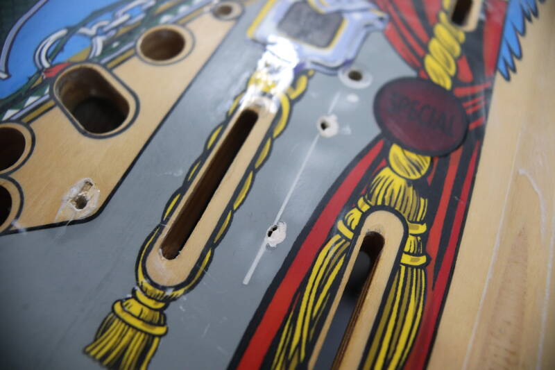 Bally The Addams Family Playfield restoration. flipperspeelveld restauratie art airbrush airbrushing flipperkast reparatie