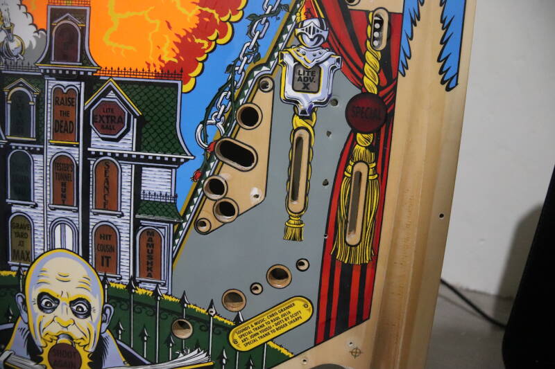 Bally The Addams Family Playfield restoration. flipperspeelveld restauratie art airbrush airbrushing flipperkast reparatie