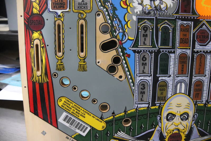 Bally The Addams Family Playfield restoration. flipperspeelveld restauratie art airbrush airbrushing flipperkast reparatie