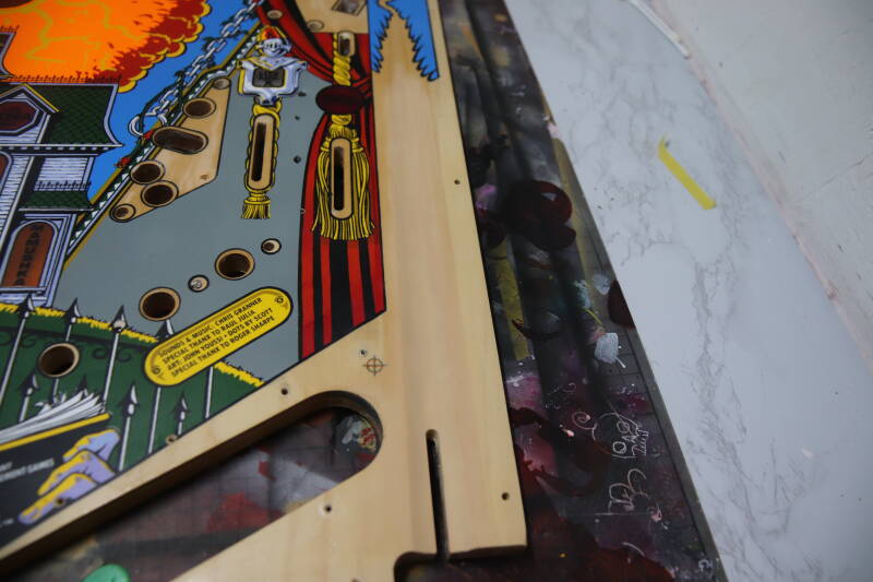 Bally The Addams Family Playfield restoration. flipperspeelveld restauratie art airbrush airbrushing flipperkast reparatie