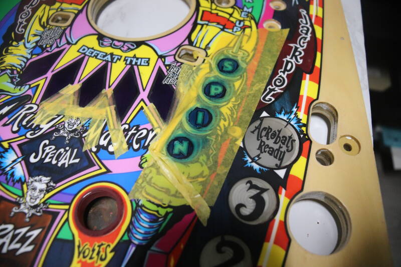 Bally Williams Cirqus Voltaire Playfield speelveld schade herstel restoration flipperspeelveld restauratie art airbrush airbrushing flipperkast reparatie
