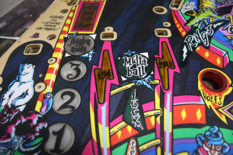 Bally Williams Cirqus Voltaire Playfield speelveld schade herstel restoration flipperspeelveld restauratie art airbrush airbrushing flipperkast reparatie