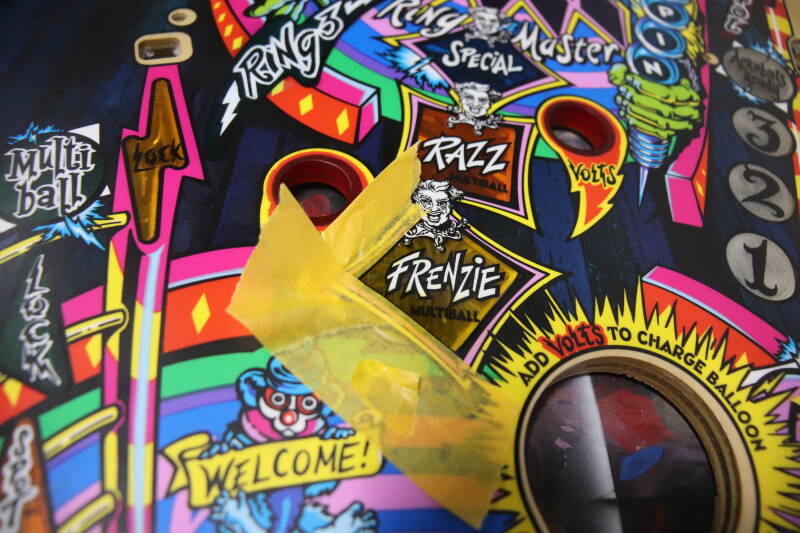 Bally Williams Cirqus Voltaire Playfield speelveld schade herstel restoration flipperspeelveld restauratie art airbrush airbrushing flipperkast reparatie