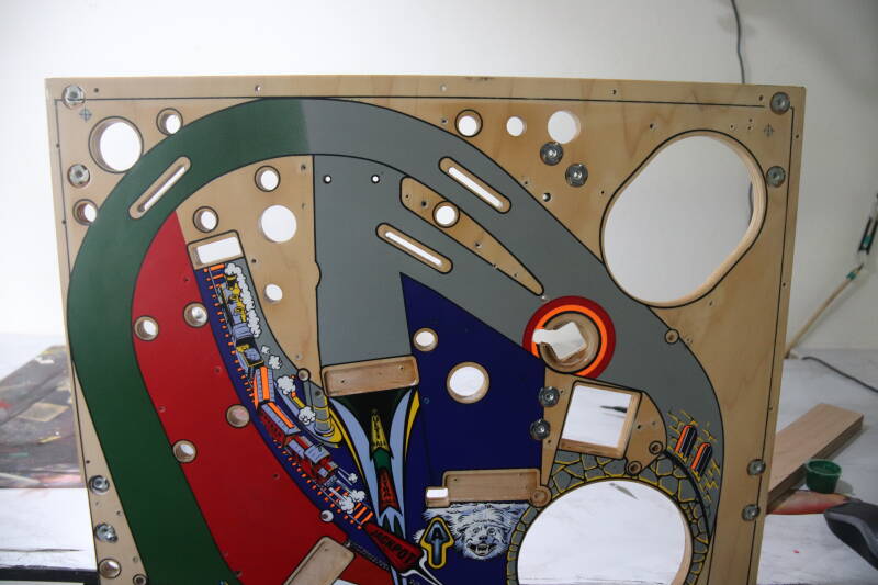 Bally The Addams Family Playfield restoration. flipperspeelveld restauratie art airbrush airbrushing flipperkast reparatie
