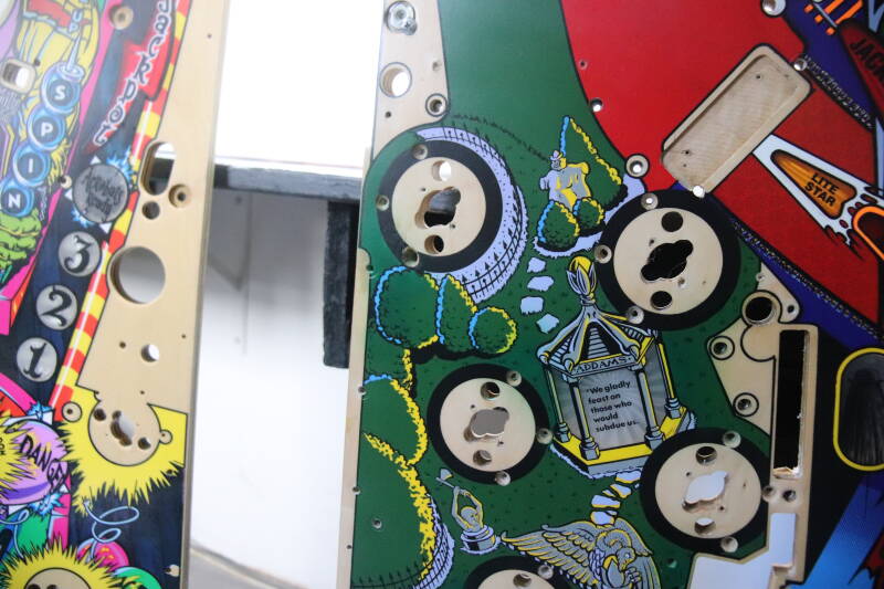 Bally The Addams Family Playfield restoration. flipperspeelveld restauratie art airbrush airbrushing flipperkast reparatie