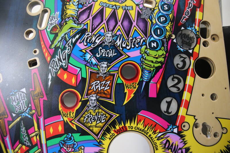 Bally Williams Cirqus Voltaire Playfield speelveld schade herstel restoration flipperspeelveld restauratie art airbrush airbrushing flipperkast reparatie