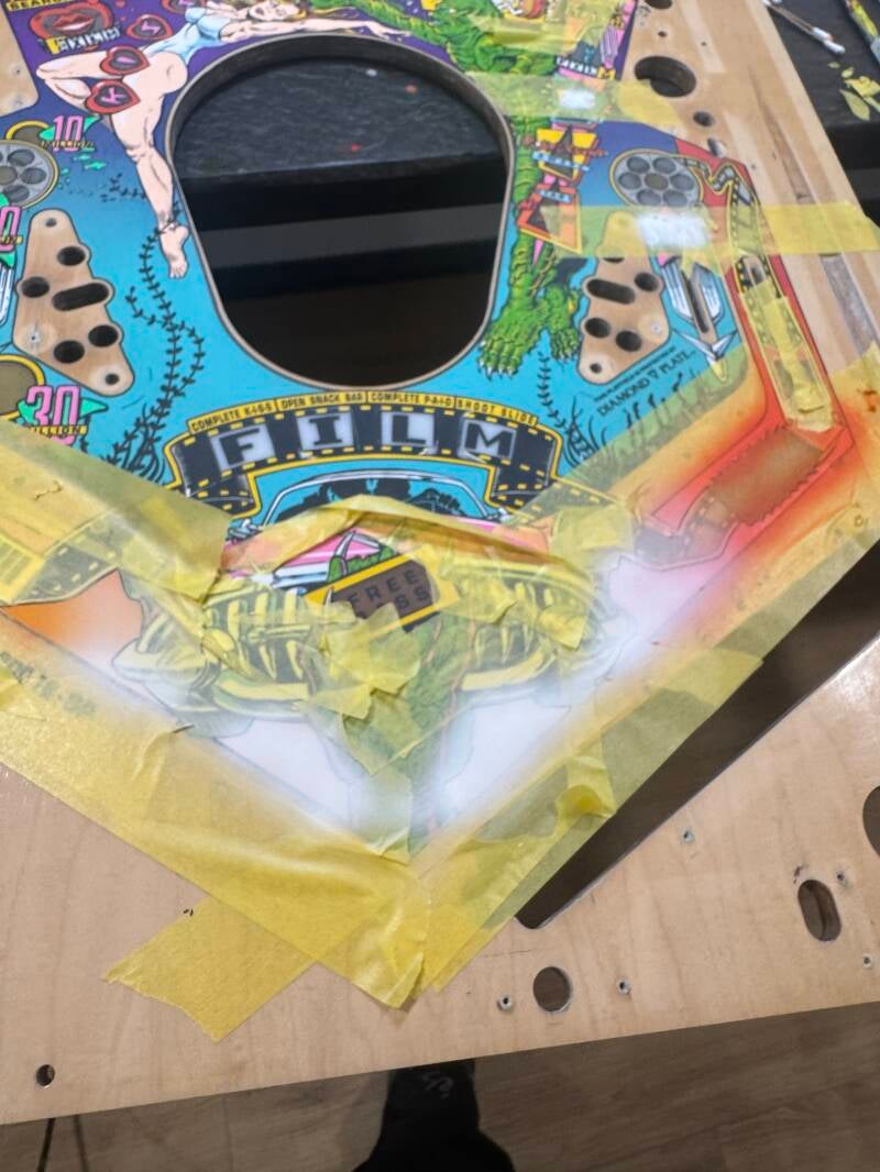 Bally Creature from the Black Lagoon Playfield speelveld schade herstel restoration flipperspeelveld restauratie art airbrush airbrushing flipperkast reparatie